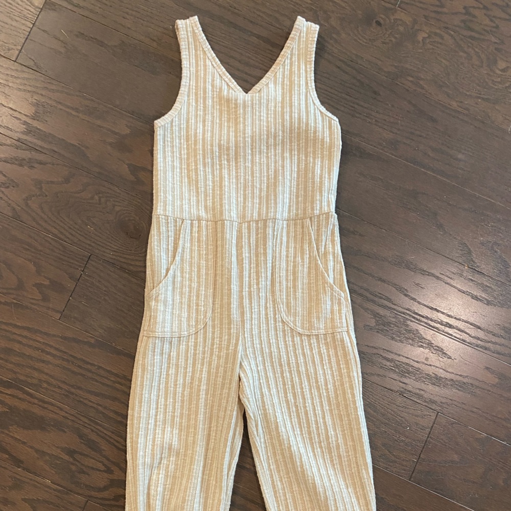 Girls ribbed sleeveless pant romper. Off-white, size 7/8